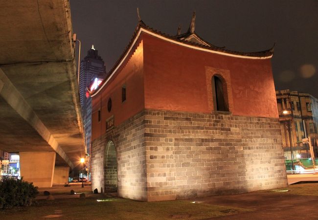 迫り来る高架橋