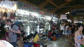 日本人に高値で売る店もある