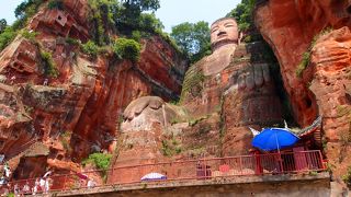 楽山大仏は川からの眺め