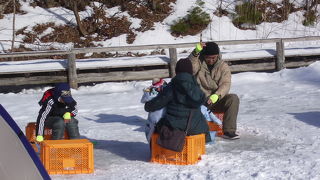 氷の上のわかさぎ釣り
