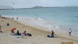波静かできれいなビーチ