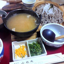 右下の白い器に蕎麦を盛り、味噌汁をかけます