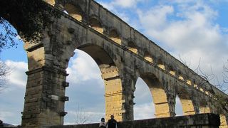 恐竜が谷をまたいでる！一見の価値あり