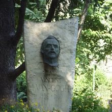 近くにはゴッホの胸像もありましたが…、少し怖い