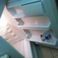 冷蔵庫が大きい。１ガロンの水も余裕で入ります。