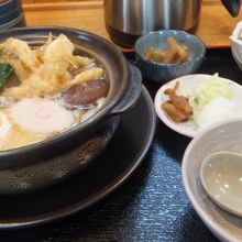 あつあつの鍋焼きうどん