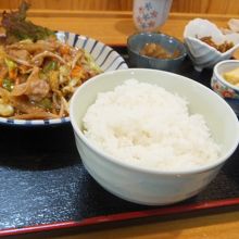 ピリ辛の豚肉と野菜いため定食