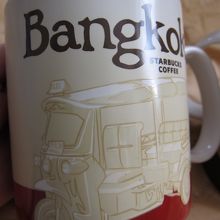 スターバックスマグ（バンコク）外にはトゥクトゥク 中は赤