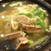 澄んだ美味しいスープの牛肉麺はココ　