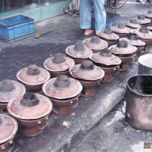 店先で鍋に火を入れて準備中