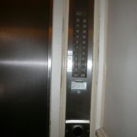 ﾍﾟﾆﾝｽﾗのｴﾚﾍﾞｰﾀ、カードを丸い部分にタッチしてから