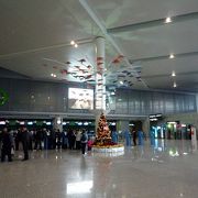 上海虹橋空港第2ターミナルは2010年3月オープンできれい　地下鉄10号線も乗り入れているので、市内へのアクセスも良好