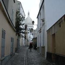 モンマルトルらしい街並みだが、昔はサクレクールは無かった