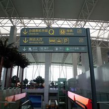 空港から地下鉄までの案内板