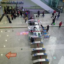 「機場南」駅の自動改札機