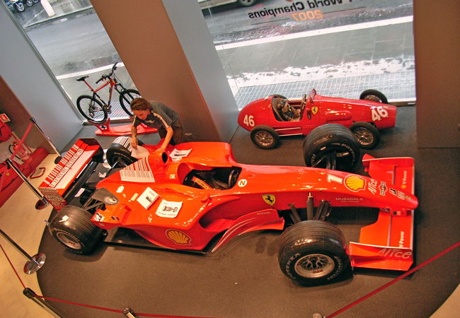 F1カーがウィンドウに展示してあります。