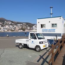 熱海港の岸壁にあります