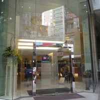 入り口には４つ星ホテルらしい高級感が。