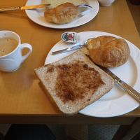 パンとコーヒーだけの朝食(>_<)