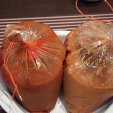 テイクアウトは、こんな袋に入れてもらいます。