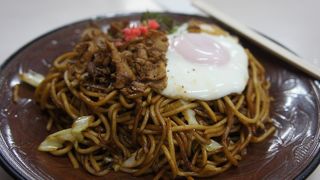 ボリューム満点！肉玉子焼きそば