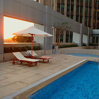 夕暮れのプール