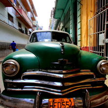 40、50年代の車が現役で走っています。