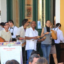 カフェやバーでキューバ音楽を楽しむ。