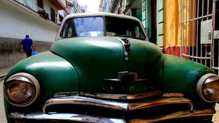 枯れた味わいの旧市街を歩き、疲れたらカフェやバーで音楽を楽しむ