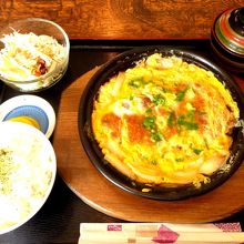 肉厚のカツ鍋定食は一度食べたら忘れられない味がすること間違い