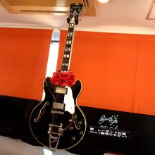 レーモンド松屋さん愛用のギターも展示されてあった