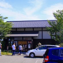 県道沿いにあるお店の外観