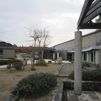 向う側が正面玄関