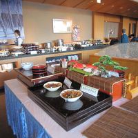 朝食バイキングも内容充実で満足させる