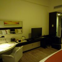 室内　デスクやイスもあり便利