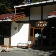 駐車場から階段を下りたところにある正面入口