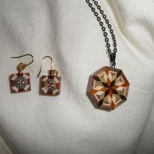 今回購入した寄木のピアス￥1,800とネックレス\1,000