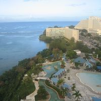 部屋から見た景色。奥がシェラトンです。