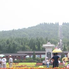 墳丘墓は、南北350ｍ東西345ｍ高さ７６ｍ大規模です