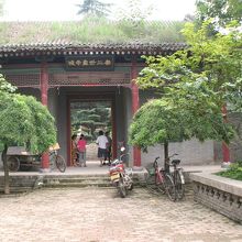 入り口の山門、最近できたのでしょうが立派な山門があります