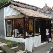 サッカー場からハノマン通りに向かい右手に注目していてください