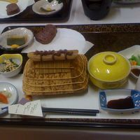 伝統家屋の容器が素敵です。中はお煮しめで、お野菜豊富です