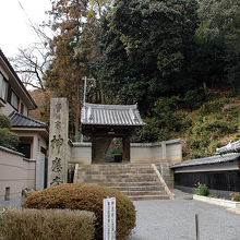 この神応寺参道口の左奥にあります。