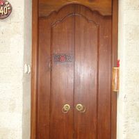 まず門があります