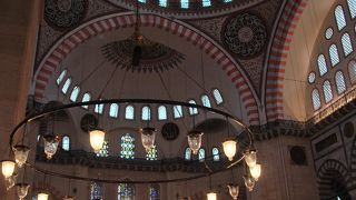 柔らかな光の差し込むステンドグラスが素敵☆