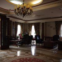 玄関から入った場所が２階。そのフロントからみたロビー