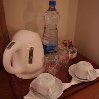 部屋にはお水、珈琲・紅茶のパックが置いてあります。