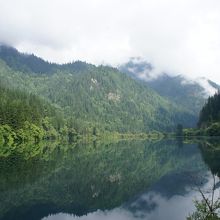 水色の湖がある一方で、鏡のような湖面も！