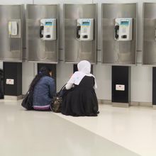 空港内の公衆電話前にて