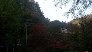 奇岩と紅葉の名所！